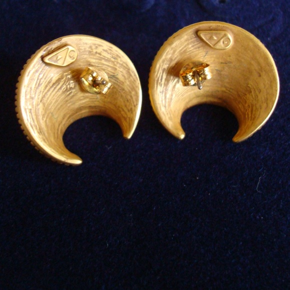 African crescent pierced gold earrings NWOT - Picture 4 of 7
